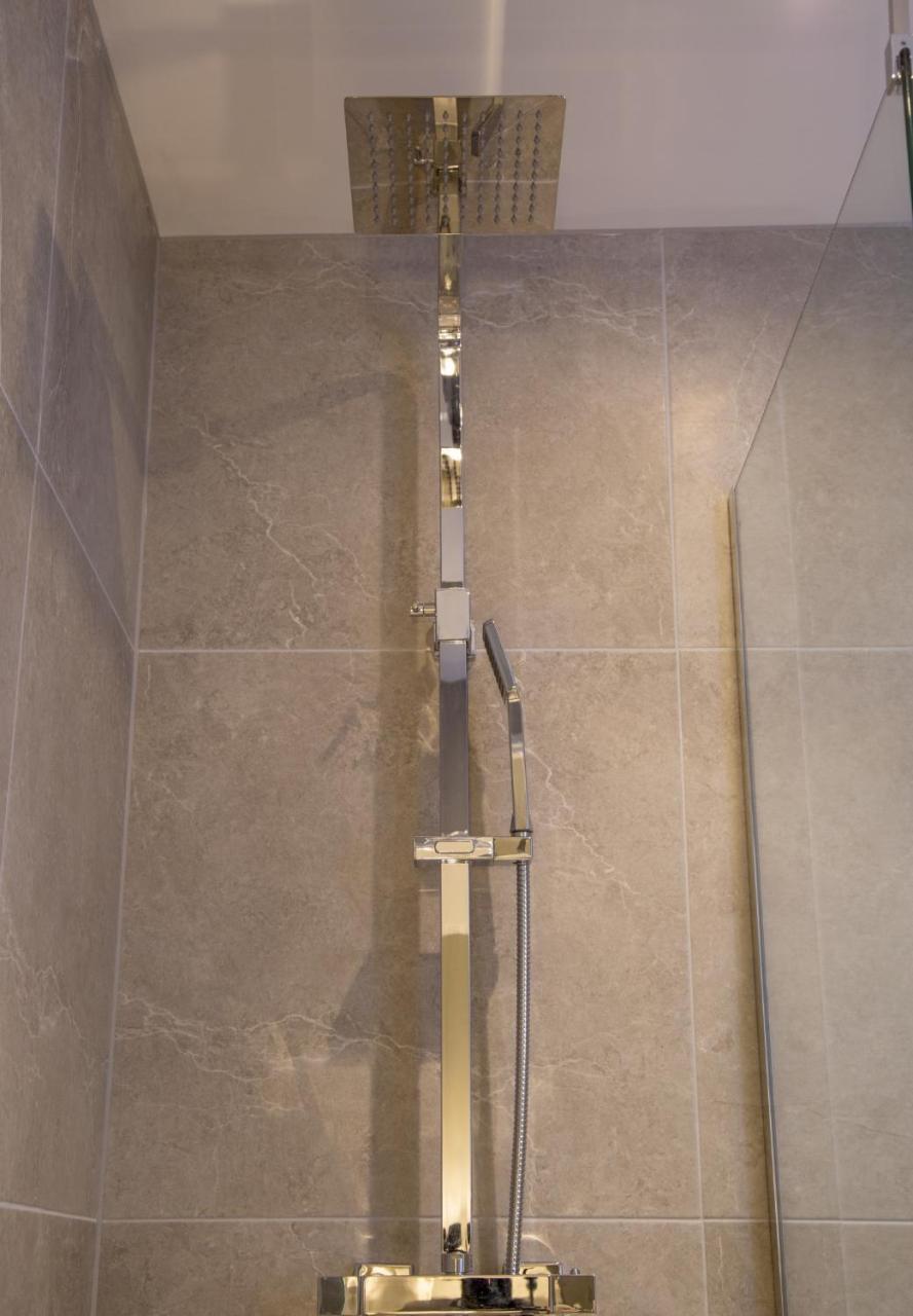Winckley Stays Preston  Dış mekan fotoğraf A shower rail