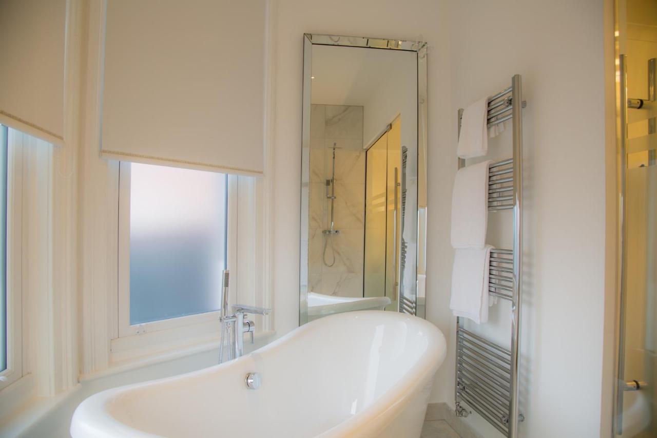 Winckley Stays Preston  Dış mekan fotoğraf A modern bathroom